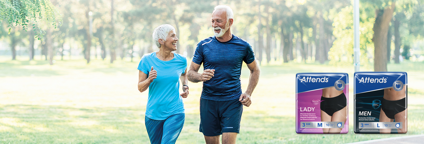 Kvinne og mann l&oslash;per ute, med bilde av Attends sorte bleiebukser