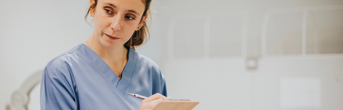 Sykepleier skriver notater